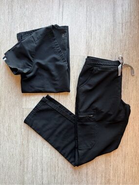 Figs Women's Black Scrub Set